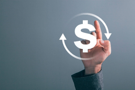 una mano apuntando hacia un icono digital compuesto por un símbolo de dólar rodeado de flechas circulares.